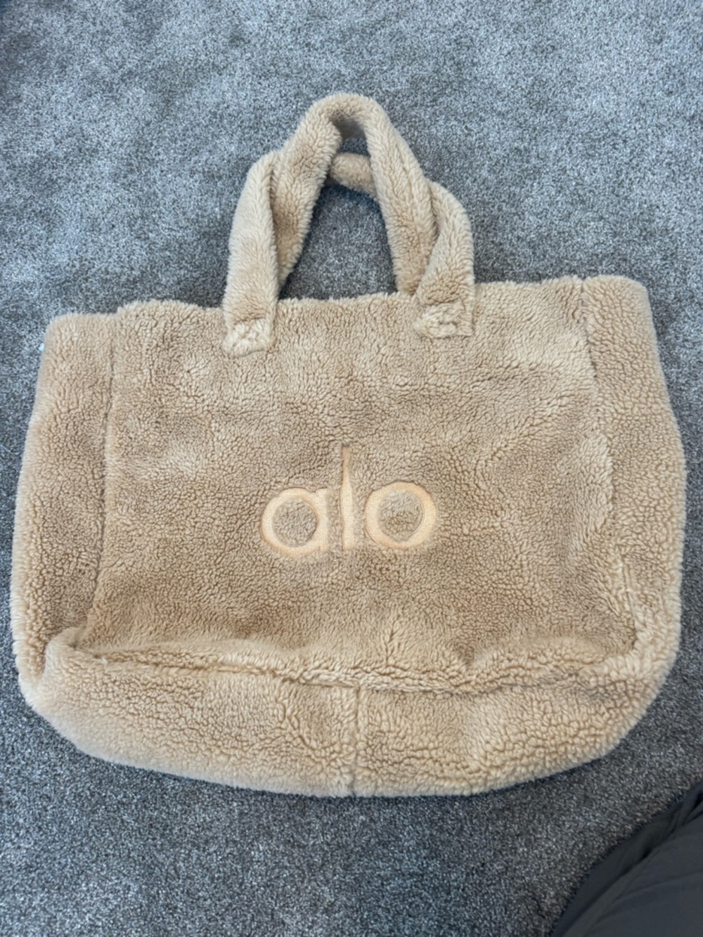 ALO Yoga Sherpa Tote in Taupe